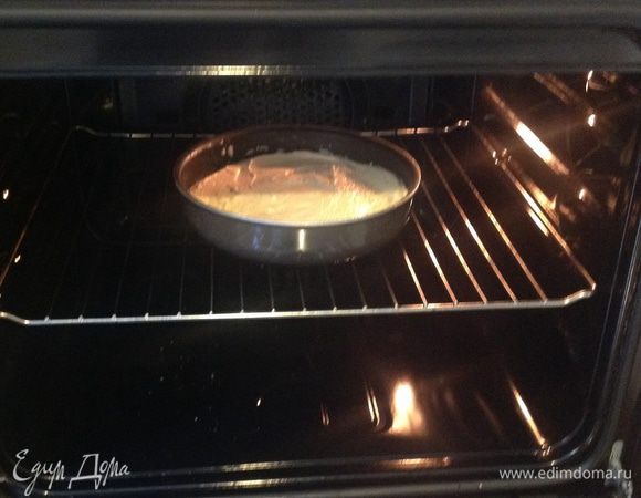На дно формы для коржа (она должна быть небольшая по диаметру примерно 18 см, и высокая по высоте) положить вырезанный по диаметру лист бумаги для выпечки. Выложить тесто, аккуратно распределить равномерно, стараясь не задеть края формы. Ударить дном формы по столу 2-3 раза, чтобы из теста вышел лишний воздух и оно плотно "село". Выпекать при температуре 160 градусов до готовности. 
** Тесто, в состав которого входит мед очень быстро запекается сверху, оставаясь сырым внутри. Для этого форму лучше брать повыше. Когда бисквит поднимется и начнет пригорать сверху, то я рекомендую накрыть форму слоем фольги, не вытаскивая его из духовки. 
