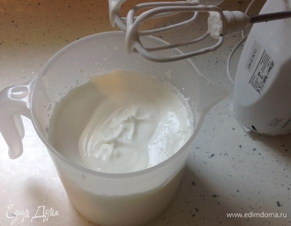Приготовим крем. Для этого в высокой емкости взбить сметану с ванилином и сахарной пудрой. Взбивать до густой устойчивой пены. 
** Если нет сметаны, то можно использовать сливки 30% жирности 250 мл: взбить вместе с сахарной пудрой и ванилином до густой пены, а затем постепенно добавлять натуральный йогурт 250 мл (или нежирную сметану).
