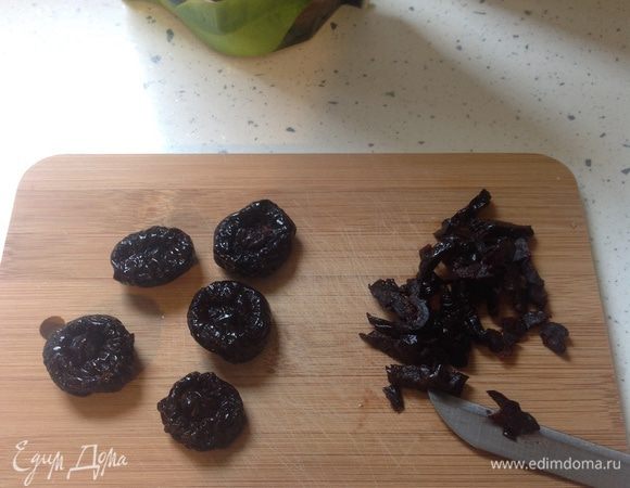 Вымытый и просушенный чернослив нарезать тонкими полосками. 