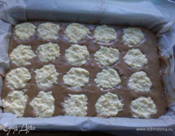 Форму для выпечки смазать растительным маслом или застелить бумагой для выпечки и вылить тесто, которое без какао, разровнять, затем вылить тесто с какао, разровнять. Достать творожные шарики из холодильники и вдавить их в тесто, испечь в духовке минут 45 при температуре 180 градусов (будете сами видеть, когда пирог будет готов).