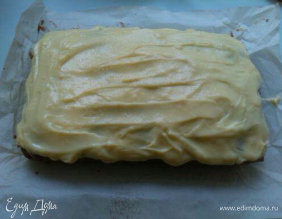 Пока готовился пирог, готовить заварной крем: взбить 1 яйцо с сахаром (3 ст. л.), добавить ваниль, муку (2 ст. л. с верхом), перемешать, добавить 0,5 л молока, перемешать. Поставить на средний огонь, варить до загустения (крем все время помешиваем ложкой, иначе пригорит). Готовый крем остудить и смазать пирог.