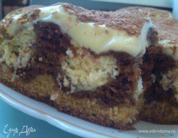 Вот такой он получается в разрезе!
Примечание: рекомендую этот пирог готовить в тот день, когда приходят гости, чтобы его не ставить на ночь в холодильник, т.к. самый нежный вкус в первый день выпечки. На следующий день, он вкусный, но, уже не такой, т.к. коржи, творог и заварной крем имеют такое свойство подсыхать, поэтому теряют свой нежный и ароматный вкус, а в первый день он просто восхитителен!
Всем приятного аппетита!