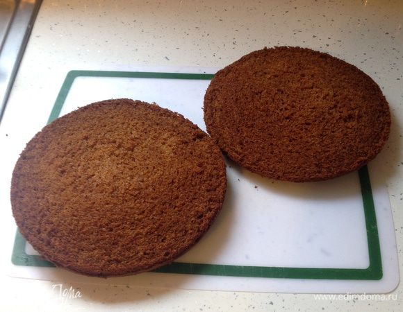 Вынуть готовые коржи из духовки. Разрезать горячими. Лучше это делать ниткой. 
** Это очень легкий способ, позволяет разрезать даже горячий бисквит. Взять длинную нитку. Обхватить нею корж на уровне, на котором требуется разрез. Концы нитки перекрестить и потянуть в противоположную сторону, как бы завязывая узел, сохраняя прежнюю высоту разреза. 