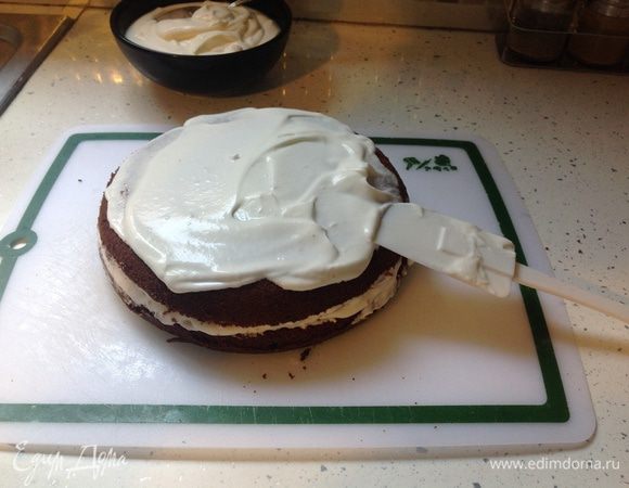 Горячие коржи смазать кремом с черносливом со стороны разреза. Дать постоять минуты 3-4, добавить остальной крем, а потом соединить оба коржа, собирая торт. Смазать белым кремом весь торт. После этого убрать в холодильник для застывания. Достаточно 15-20 минут, чтобы крем остыл и стал блестящим и гладким.