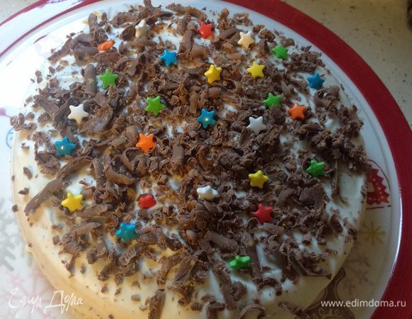 Теперь можно украшать. Это на ваш вкус. В дело идет все, что есть в кухонном шкафу: раскрошенное бисквитное печенье, измельченные орехи, тертые вафли, можно из шоколадной глазури сделать произвольный рисунок или украсить масляным кремом с помощью кондитерского шприца. 
** В моем случае (когда гости постучат в дверь через 10 минут) - просто посыпанный тертым шоколадом и украшенный цветной карамелью. 
Приятного аппетита!