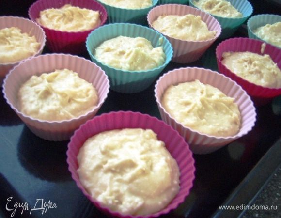 Маргарин растопить на медленном огне или в микроволновой печи. 
Добавить сахар, натертую на мелкой терке лимонную цедру, можно немного ванилина. Взбить миксером. 