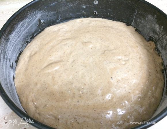 Сначала приготовим бисквитный корж. 
Духовку разогреваем до 180 градусов.
Яйца комнатной температуры взбиваем миксером на средней скорости 5-6 минут, добавляем сахар (лучше мелкокристаллический) и взбиваем еще около 8 минут до образования пышной массы (взбитая масса увеличится в объеме и посветлеет).
Муку, рызрыхлитель и какао-порошок просеиваем в отдельную посуду, а затем постепенно добавляем во взбитую массу, но уже не взбиваем миксером, а аккуратно перемешиваем силиконовой лопаткой. Старайтесь, чтобы взбитая масса не "осела".