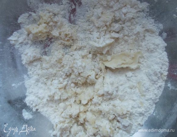 Начинаем замешивать тесто.