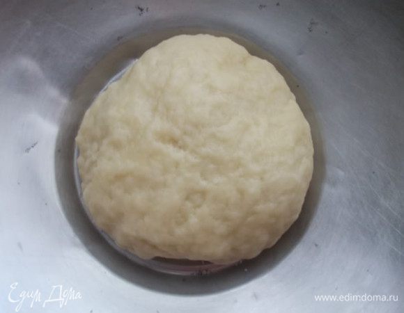 Тесто положить в миску, накрыть пленкой и оставить на 20 минут отдохнуть.