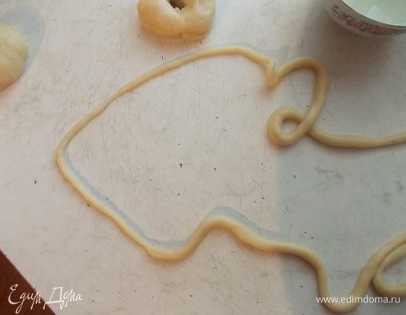 Затем, на столе начинаем раскатывать потоньше. Из толстых жгутиков, разминаем и делаем все тоньше и тоньше. Если нужно, макайте руки в масло.