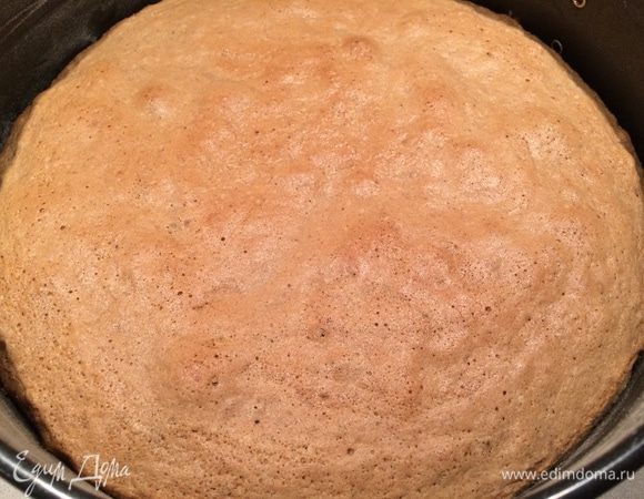 Разъемную форму 20 см смазываем сливочным маслом, на дно кладем промасленный пергамент, а бока формы обсыпаем мукой. Выкладываем тесто, выпекаем 15 минут. Затем нужно приоткрыть дверцу духовки и дать бисквитному коржу полностью остыть.
