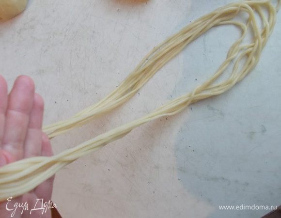 Затем начинаем одевать на ребро руки. Аккуратно, не рвите, не тяните! 