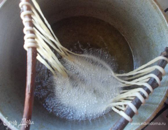 Каждый край теста, одеваем на палочки деревянные. Можно взять специальные,а можно просто сорвать с дерева. В кипящее масло опускаем одну сторону санзы, затем другую, а потом серединку, чтобы санзы не слиплись. 