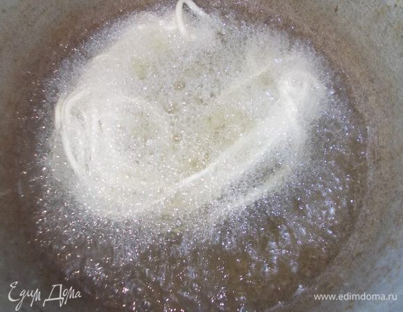 Когда санзы схватились немножко,опускаем полностью в масло,чтобы получился полукруг. Вынимаем палочки и жарим до золотистого цвета. Это очень быстро происходит, поэтому не отходим далеко.