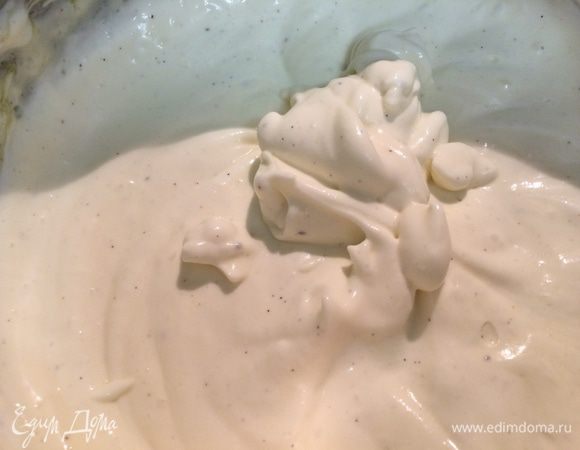 Переходим к приготовлению крема.
Сыр Филадельфия смешиваем с сахаром и ванильным сахаром, растираем ложкой до однородного состояния. Добавляем яйцо и взбиваем на малых оборотах миксера 1-2 минуты.
Кондитерские сливки (можно заменить на сливки 33-35%) взбиваем до мягких пиков. Аккуратно соединяем обе массы.