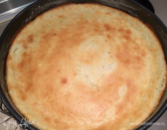 Готовый крем выкладываем на остывший бисквит. 
Отправляем в разогретую духовку на 25-30 минут. Остужаем аналогичным образом, как в случае с бисквитом.