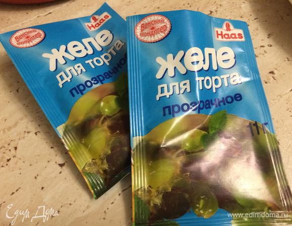 Готовим желе согласно инструкции на упаковке.
В моем случае я смешала сухой порошок желе с сахаром, залила водой комнатной температуры, перемешала и поставила смесь на огонь. С момента закипания выключила через 20 секунд.