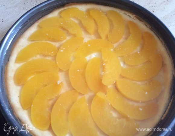 Теперь режим дольками персики и выкладываем их на сырный слой торта. Заливаем фрукты тонким слоем желе и отправляем в холодильник на некоторое время. Через 15-20 минут достаем торт из холодильника и выливаем оставшееся желе (если желе застыло, его нужно подогреть, но не доводить до кипения). 
Общее время застывания - около 5 часов, у меня торт находился в холоде всю ночь.