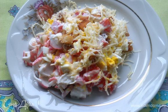 Как приготовить салат с крабовыми палочками, помидорами и сыром