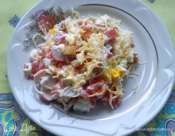 Салат выкладываем слоями. Все слои пропитать майонезом.
1-й слой: крабовые палочки порезать кружочками;
2-й слой: помидоры, порезать кубиками;
3-й слой: яйца отварить и порезать кубиками;
4-й слой: сухарики белые соленые 1 пачка (я сама готовлю сухарики), можно чипсы добавлять, кому, что больше понравится;
5-й слой: сыр натереть на мелкой терке.