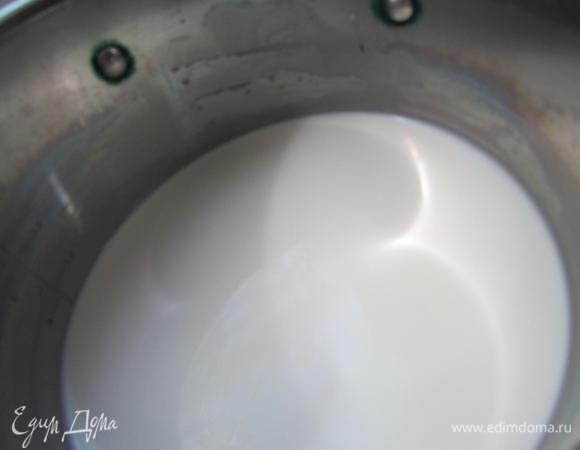 Молоко немного подсолить и довести до кипения.