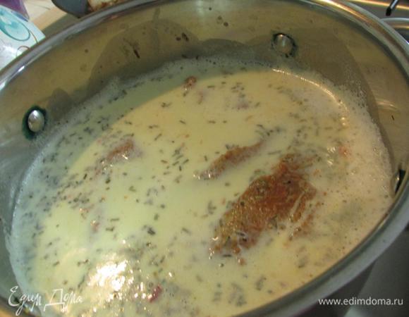 Как только молоко закипело, сложить грудки в молоко и сосчитать до 30... Выключить огонь.