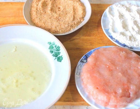 Рубим фарш из куриной грудки, солим, перчим, приправляем кайенским перцем и формируем котлету. Далее панируем ее в муке, яйце и сухарях.