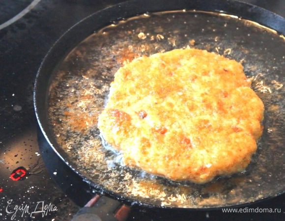 Обжариваем котлету.