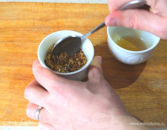 Делаем медовую горчицу, смешивая мед и зернистую горчицу.