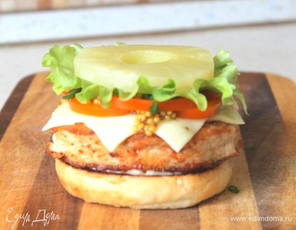 Далее укладываем тонкие ломтики сладкого перца, медовую горчицу, нарезанный зеленый лук, салатные листья и колечко ананаса!