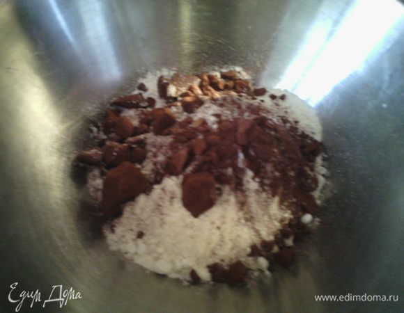 Смешать все сухие ингредиенты, добавить сливки. 