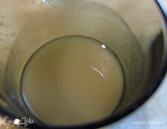 Начнем с приготовления шариков из водки. Для этого возьмем 50 мл воды нагреем ее до 50 — 60°С и растворите в ней агар-агар, добавьте примерно 50 грамм водки.