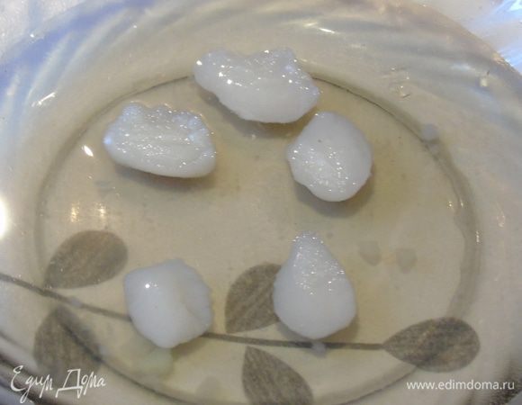 Начните взбивать погружным блендером, постепенно вливая в чашу водку, у вас будет образовываться довольно густая гелеобразная масса, насыщенная пузырьками воздуха.
Приготовьте чашу с очень холодной водой, берите ложечкой гель и перекладывайте его в чашу с водой, гель примет форму шарика. Сделайте столько шариков, сколько считаете нужным. Все шарики оставьте пока лежать в воде.