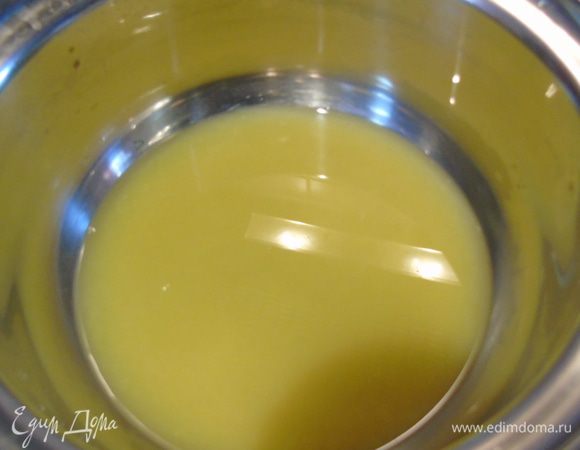 Теперь приступим к спагетти. Нагреем сок с сахаром до 60°С и растворим в нем агар-агар, перемешайте и дождитесь пока смесь немного загустеет. 