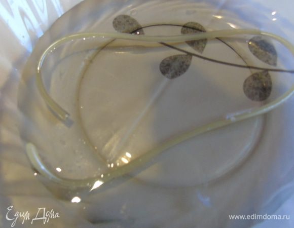 Отделите трубочку от шприца и поместите в холодную воду, достаточно трех минут чтобы спагетти загустели.