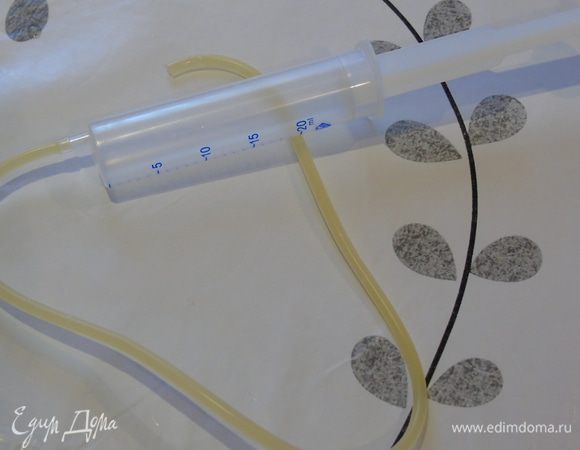 Выньте трубочку из воду, протрите. В шприц наберите воздух и наденьте обратно на трубочку.