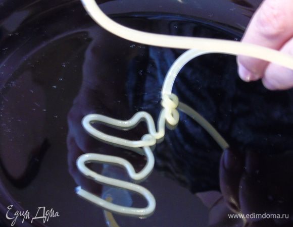 C усилием надавите на поршень шприца и выдавите спагетти.