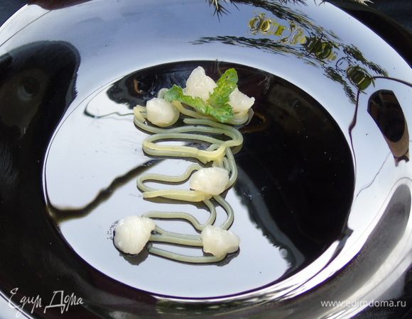 Сверху спагетти разложите шарики из водки и подавайте.