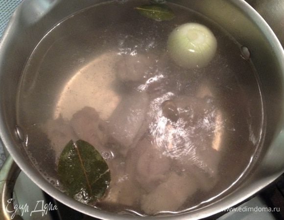 Ребрышки и мясо порезать, поставить на огонь, первую воду слить. Варить добавив луковичку и лавровый лист. Посолить, поперчить.