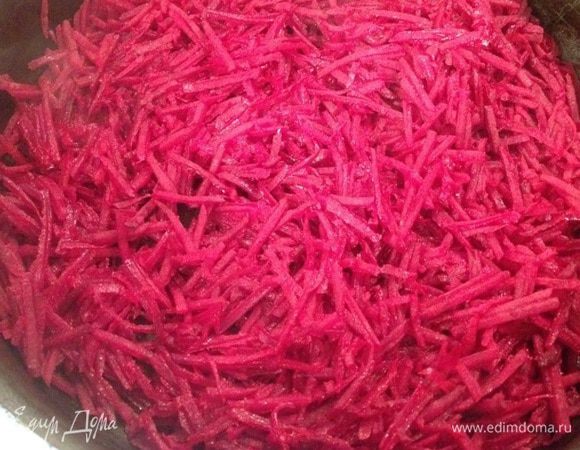 Буряк натереть на крупной терке, мне больше нравится терка для корейской морковки. Налить в сковороду 1-2 ст. л. подсолнечного масла и сливочное, положить буряк, полить соком лимона 1-2 ст. л. (можно уксус, но я его давно заменила на лимон). Он делает бурячок хрустящим, накрыть крышкой. Пусть протушиться минут 10, не забывая помешивать. 