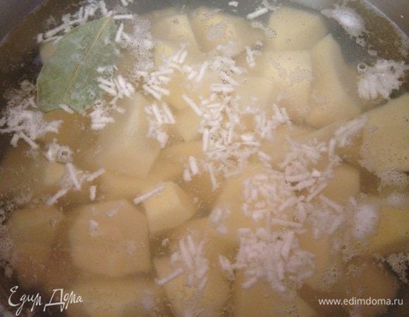 Пока готовится буряк, можно поставить вариться картофель.
Пюре варите как любят у вас семье. Я добавляю при варке лавровый лист и зубчик чеснока, пюре будет очень ароматное.