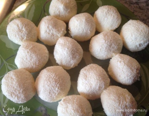 Скатать шарики и немного придавив отбавлять в муке.