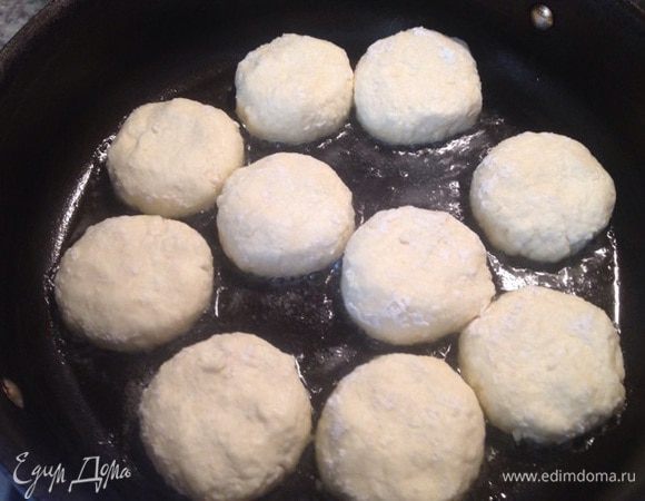 Жарить на растительным масле на огне чуть больше маленького и меньше среднего :) С каждой стороны приблизительно по 3 минуты. Первую сторону я накрываю крышкой где-то на 1 минуту.
Главное правильно выставить огонь. Если маленький - разлезутся, если большой зажарятся и не пропекутся. 