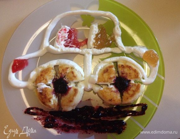 А дальше ваша фантазия, можно классически с вареньем или сметаной, просто посыпать пудрой сахарной. Или же завлекать детишек. Это машинка для старшего сына, ему 3,5 года. Очень любит машины :)