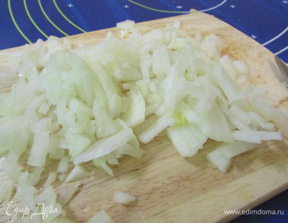 Почистить и мелко нарезать репчатый лук.