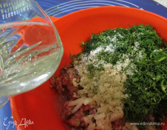 В миску выложить фарш. У меня фарш (говядина + свинина), но можно взять любой. Добавить укроп, лук, соль, перец. Влить минеральную воду. Фарш хорошо перемешать. Фарш должен быть чуть жидковатым, чем на котлеты. Это придаст лепешкам сочность.