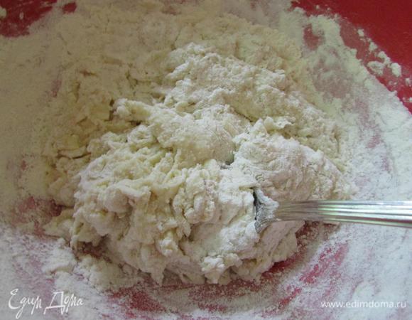 Постепенно досыпать остальную муку.