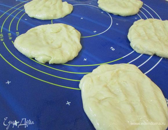 Руки и рабочую поверхность смазать растительным маслом. Разделить тесто на равные кусочки (у меня 7 шт, но можно смело делать кусочки чуть поменьше размером) и расплющить.