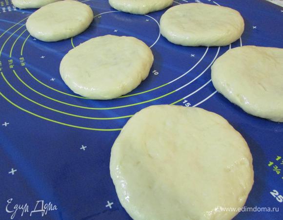 И растянуть лепешку до нужного размера. Выложить лепешки швом вниз на силиконовый коврик (забыла сделать фото) и выпекать в разогретой духовке (190 градусов),  примерно 20-25 минут, до подрумянивания. 