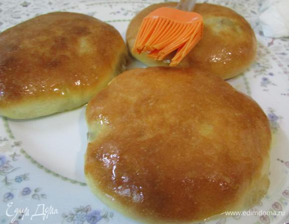 Готовые лепешки смазать сливочным маслом.